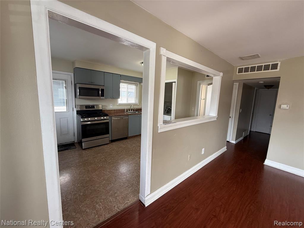 5669 KATHERINE Street, Dearborn Heights, MI 48125 — Photo 5