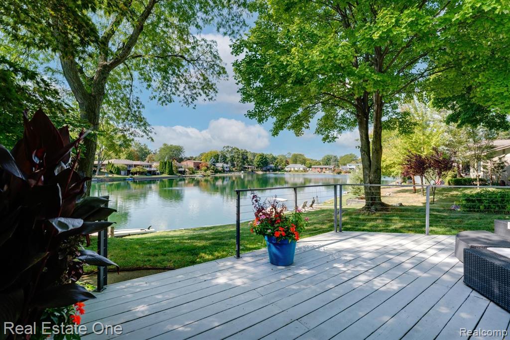 6749 LITTLE CREEK Drive, Troy, MI 48085 — Photo 5