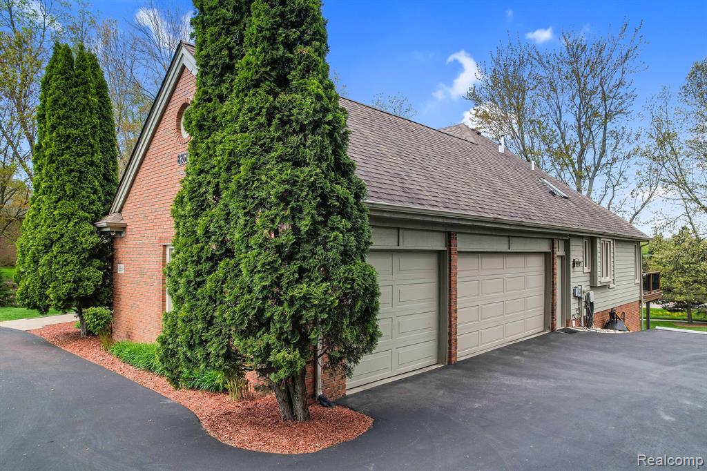 8261 STAGHORN Trail, Clarkston, MI 48348 — Photo 5