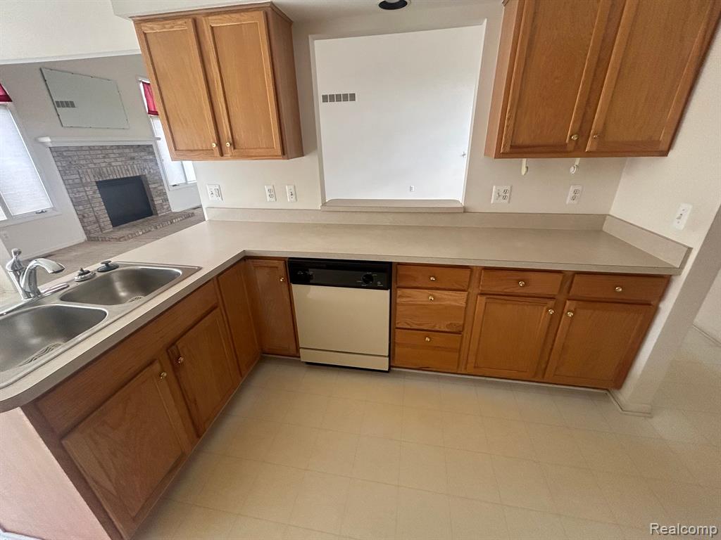 45401 DIAMOND POND Drive, Macomb, MI 48044 — Photo 4