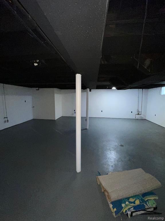 8655 RIVERDALE Street, Dearborn Heights, MI 48127 — Photo 16