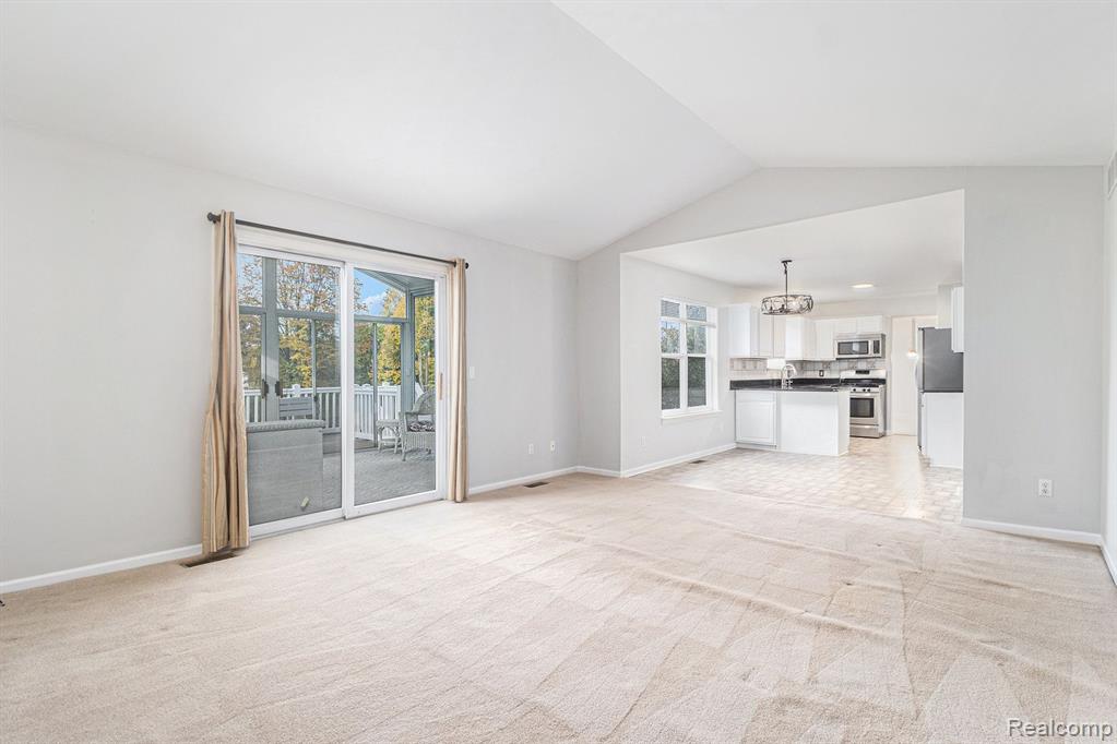 855 DRAKESHIRE Drive, Walled Lake, MI 48390 — Photo 17