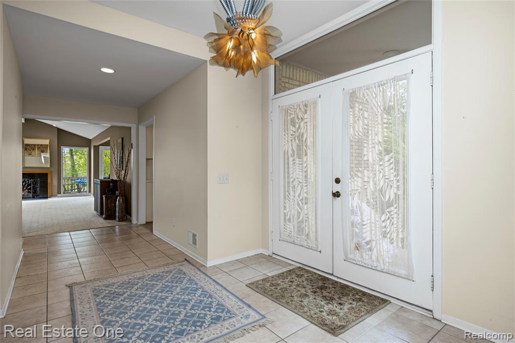 5000 Mirror Lake Court, 19, West Bloomfield, MI 48323 — Photo 6