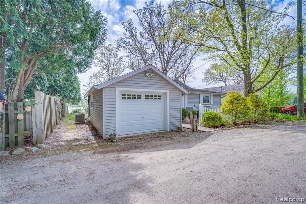 9055 CLINTON Street, Holly, MI 48442 — Photo 2