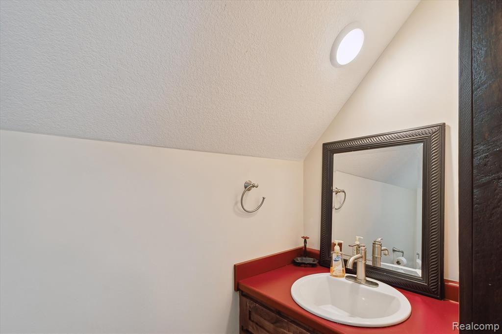 4345 Brenda Court, MI 48656 — Photo 36