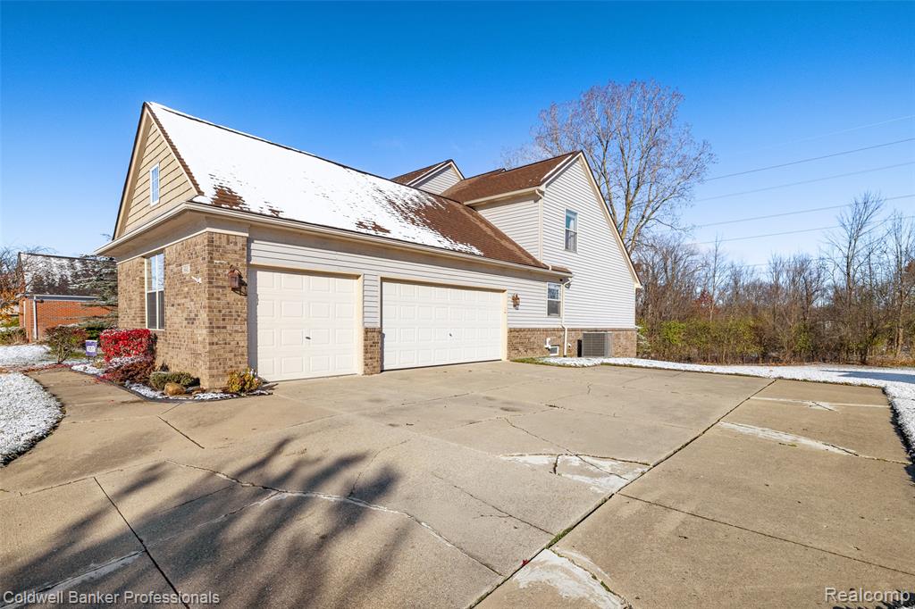4881 Spring Meadow Drive, Clarkston, MI 48348 — Photo 3