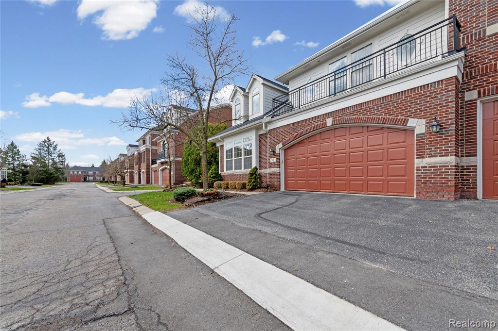 4392 Gateway Circle, West Bloomfield, MI — Photo 3