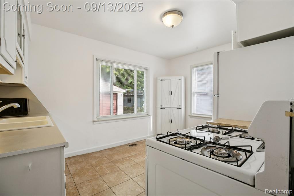 553 E Annabelle Avenue, Hazel Park, MI 48030 — Photo 5
