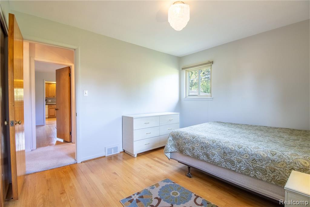 17058 W 13 Mile Road, Beverly Hills, MI 48025 — Photo 12