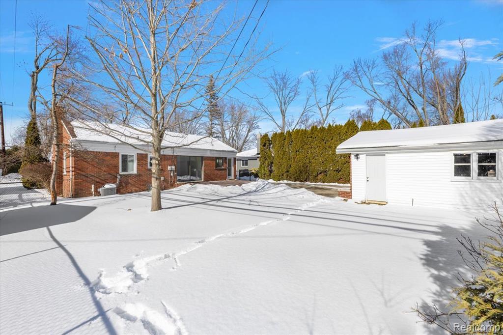 31060 E Rutland Street, Beverly Hills, MI 48025 — Photo 32