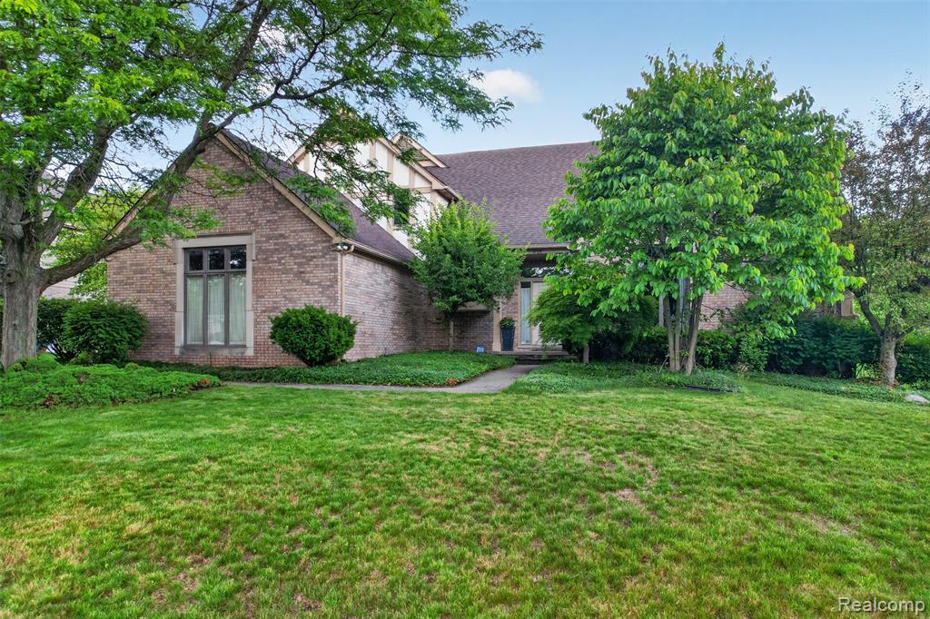 1808 Rolling Woods Drive, Troy, MI 48098