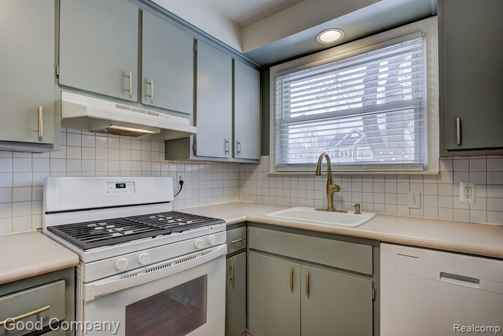 903 ROYAL Avenue, Royal Oak, MI 48073 — Photo 11