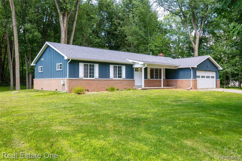 5811 Cowell Road, Brighton, MI 48116 — Photo 2
