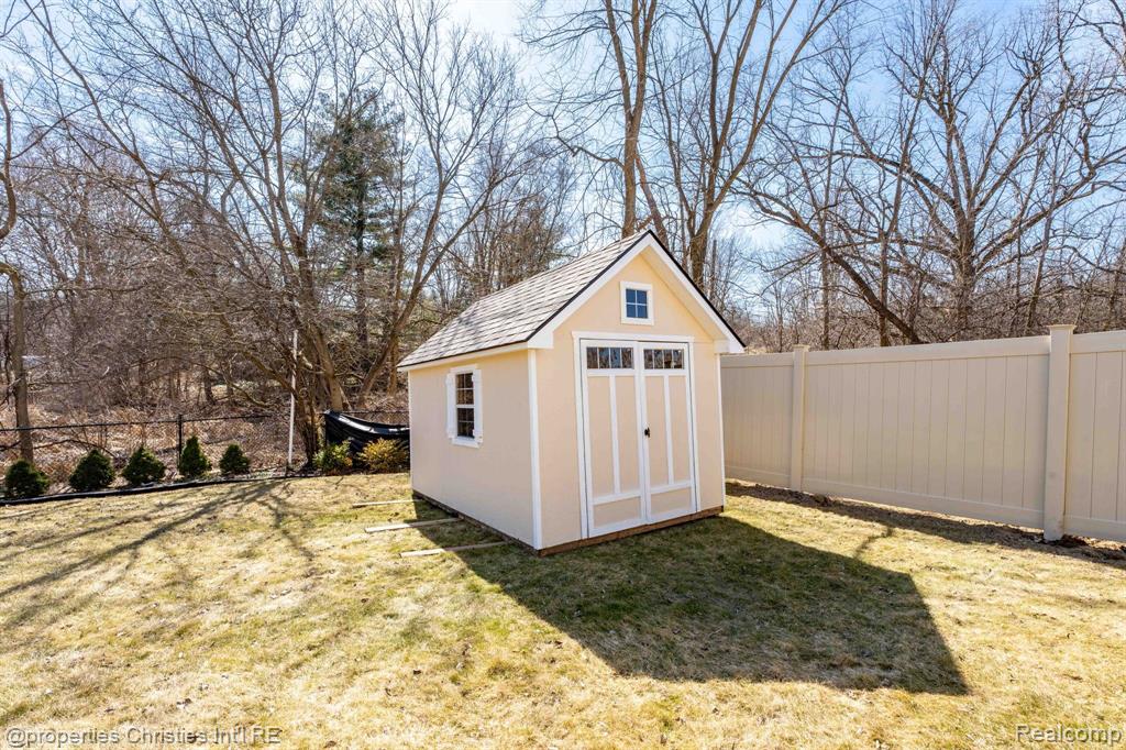 815 AMBERWOOD Street, Auburn Hills, MI 48326 — Photo 40