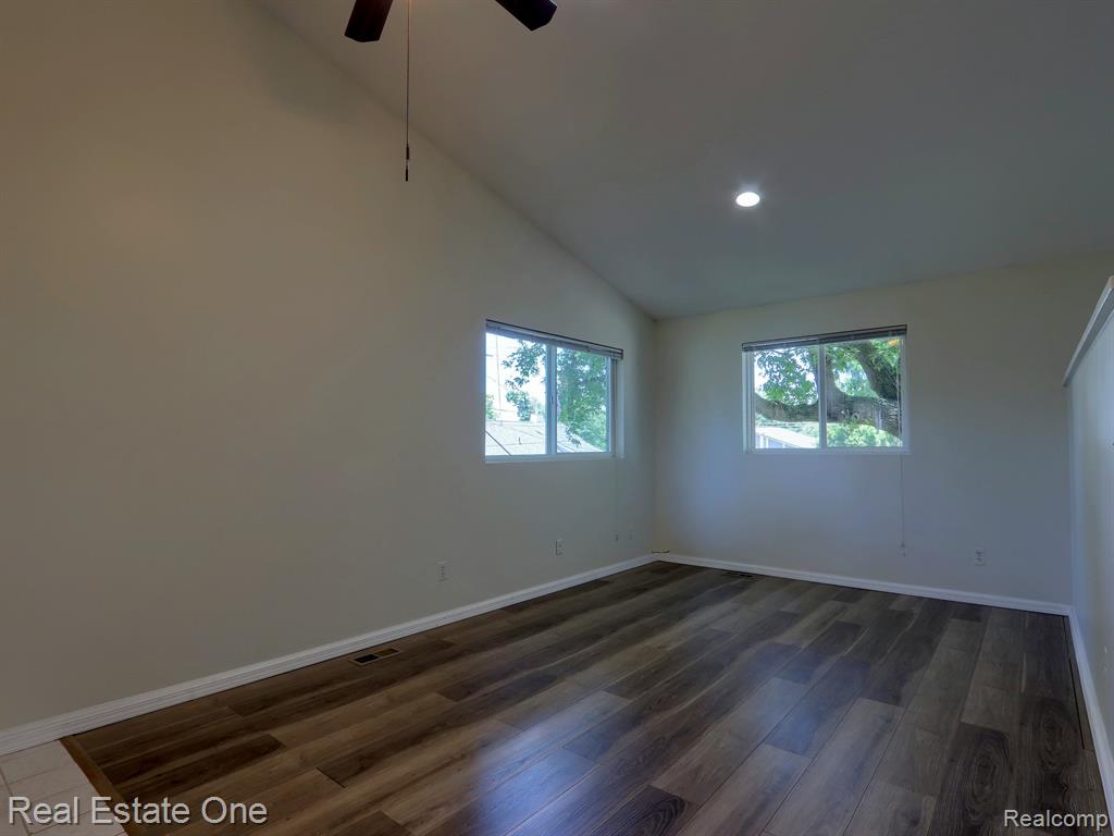643 DETROIT Avenue, Lake Orion, MI 48362 — Photo 6