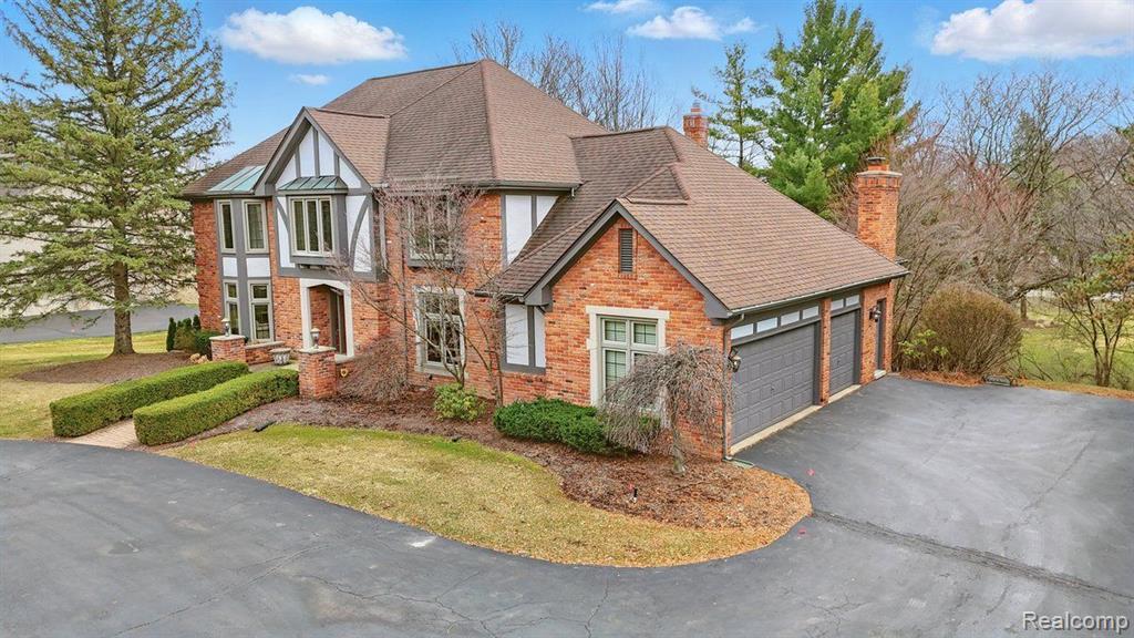 415 W HICKORY GROVE Road, Bloomfield Hills, MI 48302 — Photo 2