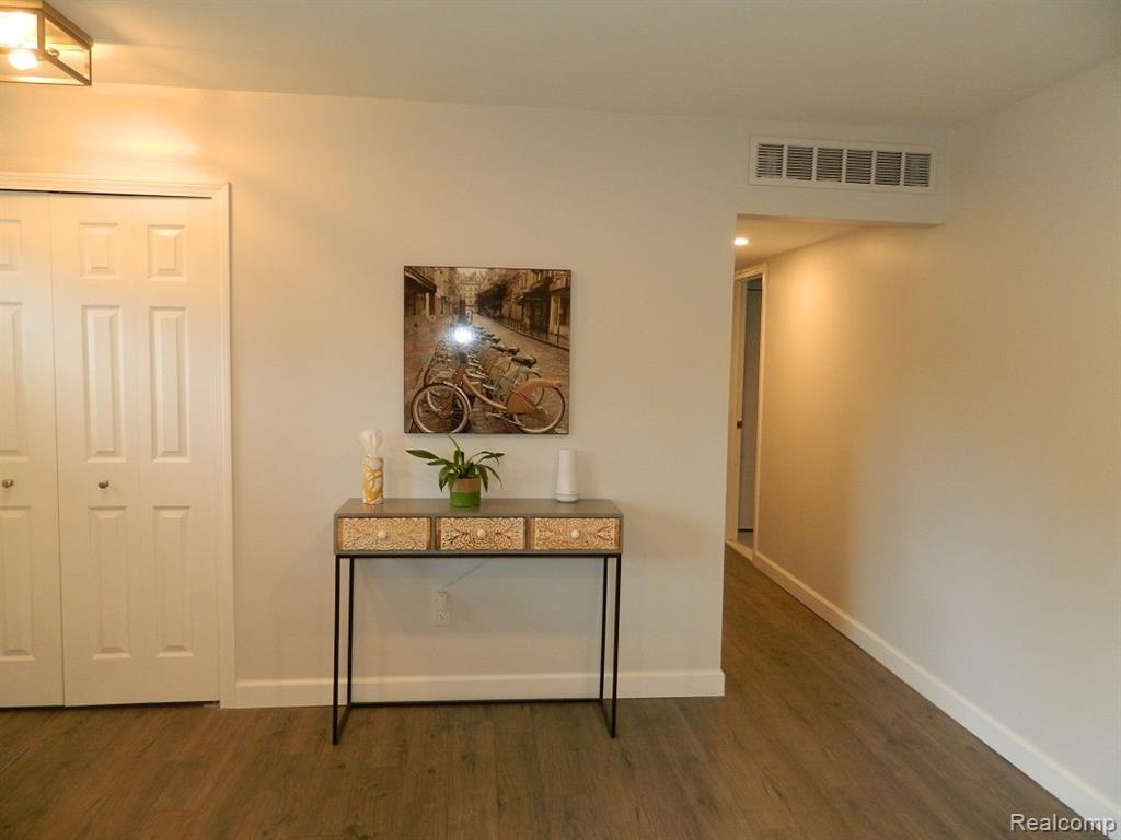 575 Mary Ellen Road, Rochester Hills, MI 48307 — Photo 2