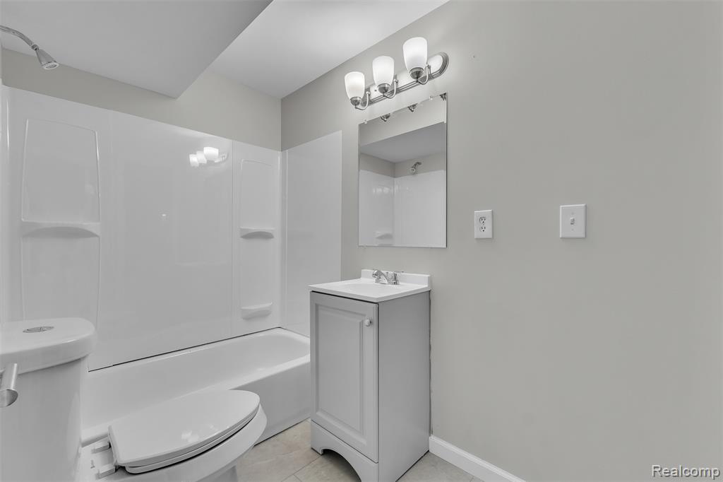 5310 Pond Bluff Drive, West Bloomfield, MI 48323 — Photo 65