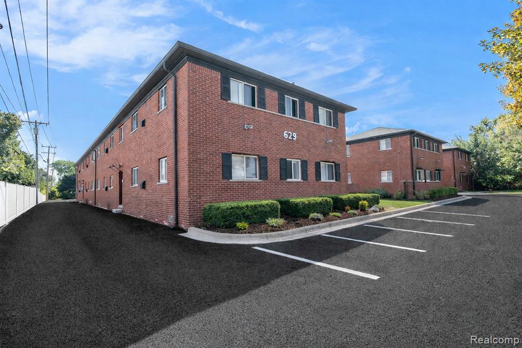629 W Maple Road, Commerce Twp, MI — Photo 14