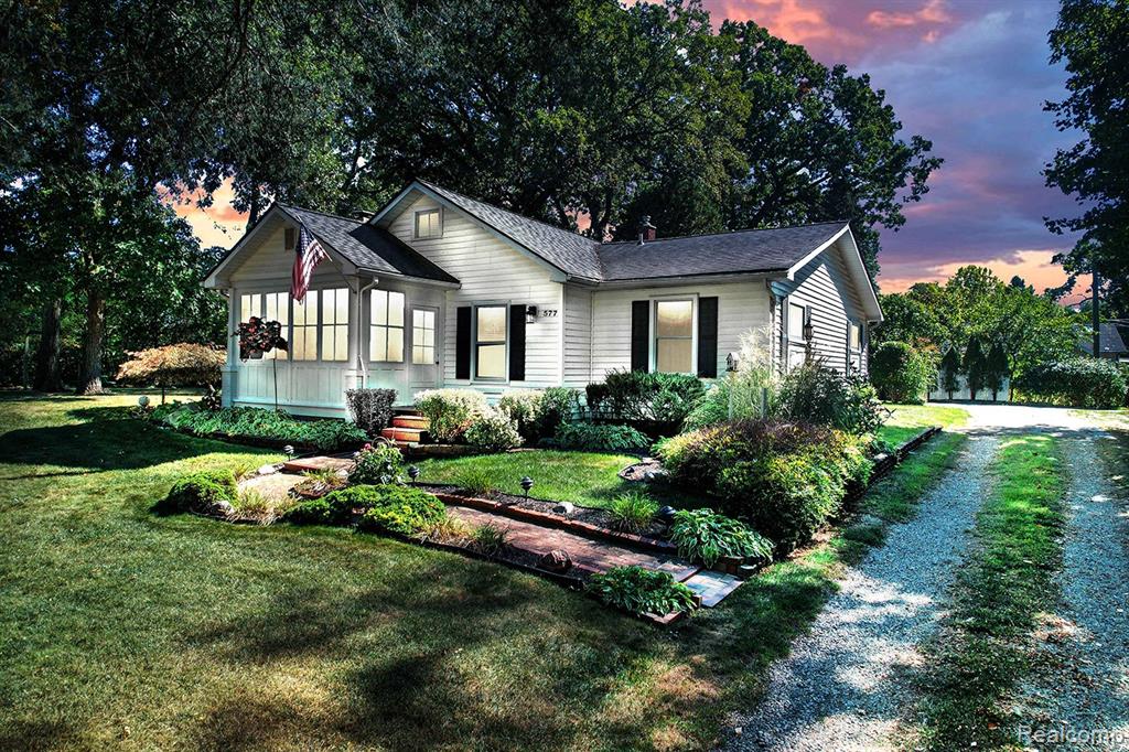 577 Lakeside Drive, Waterford, MI 48328 — front exterior