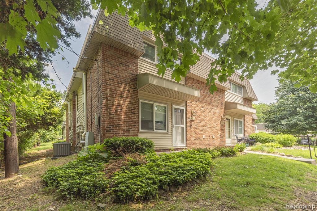 517 Longshore Dr, Ann Arbor, MI 48105 — Photo 2