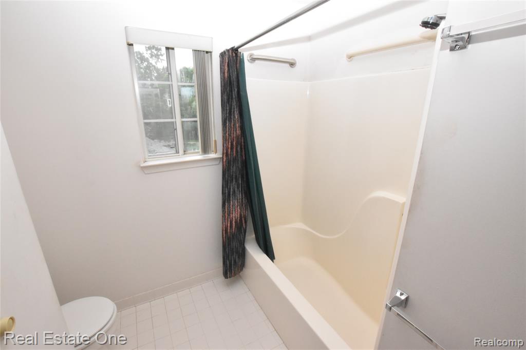 555 Winwood Court, Walled Lake, MI 48390 — Photo 12
