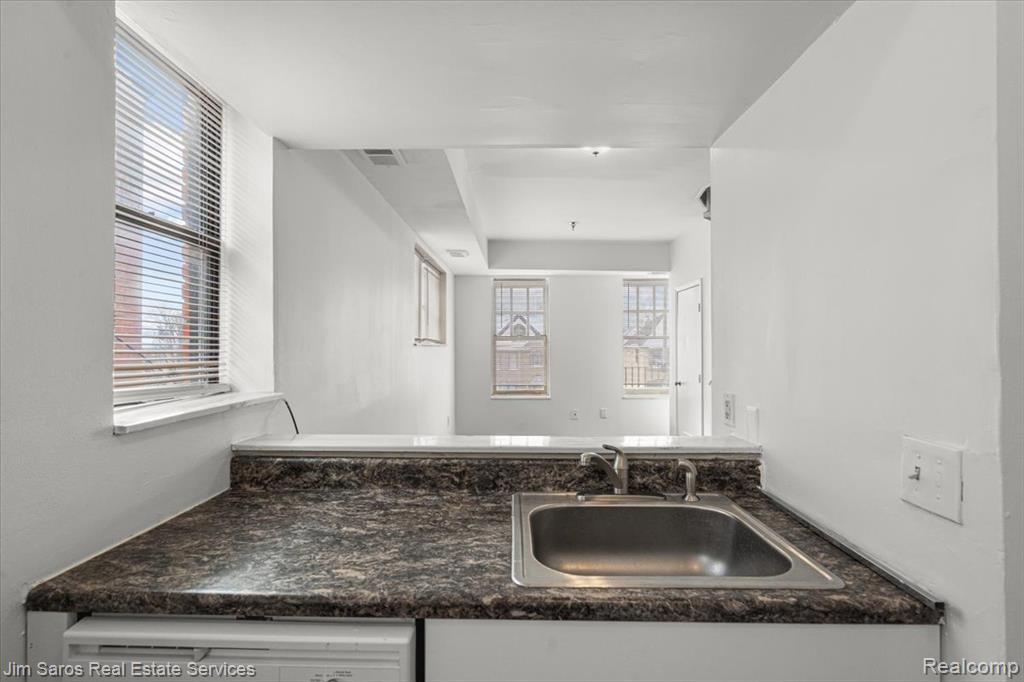 590 Parkview #201 Drive, Detroit, MI 48214 — Photo 9