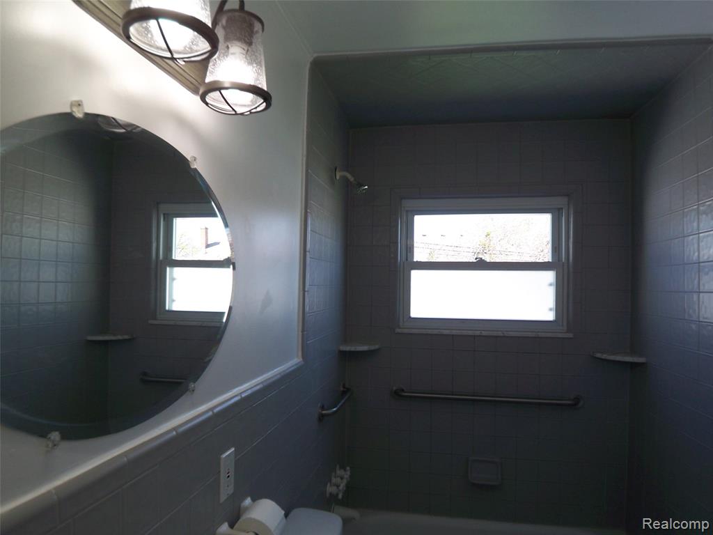 8269 Sterling, Center Line, MI 48015 — Photo 11