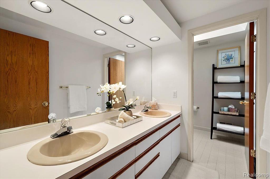 5385 POND BLUFF Drive, West Bloomfield, MI 48323 — Photo 59