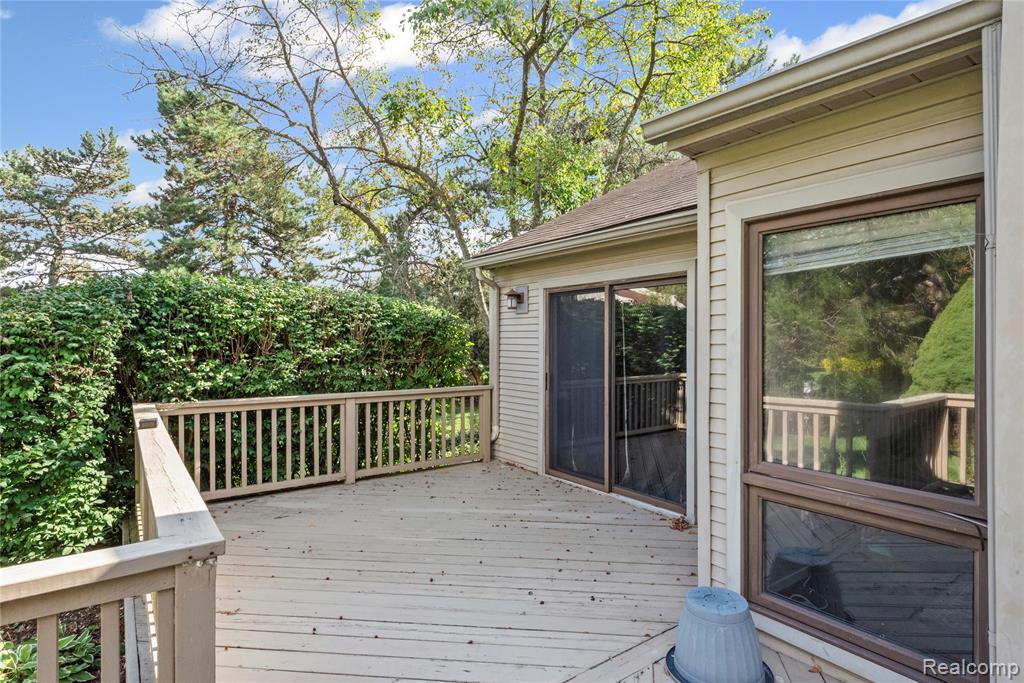 586 Ashley Circle, Rochester Hills, MI 48307 — Photo 33