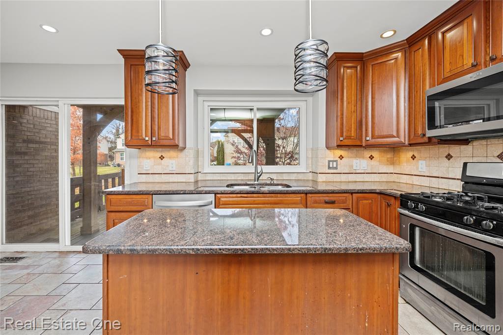 4648 Pond Run, Canton, MI 48188 — Photo 10