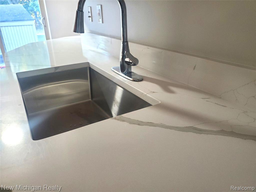 673 Oakbrook W, Rochester Hills, MI 48307 — Photo 10