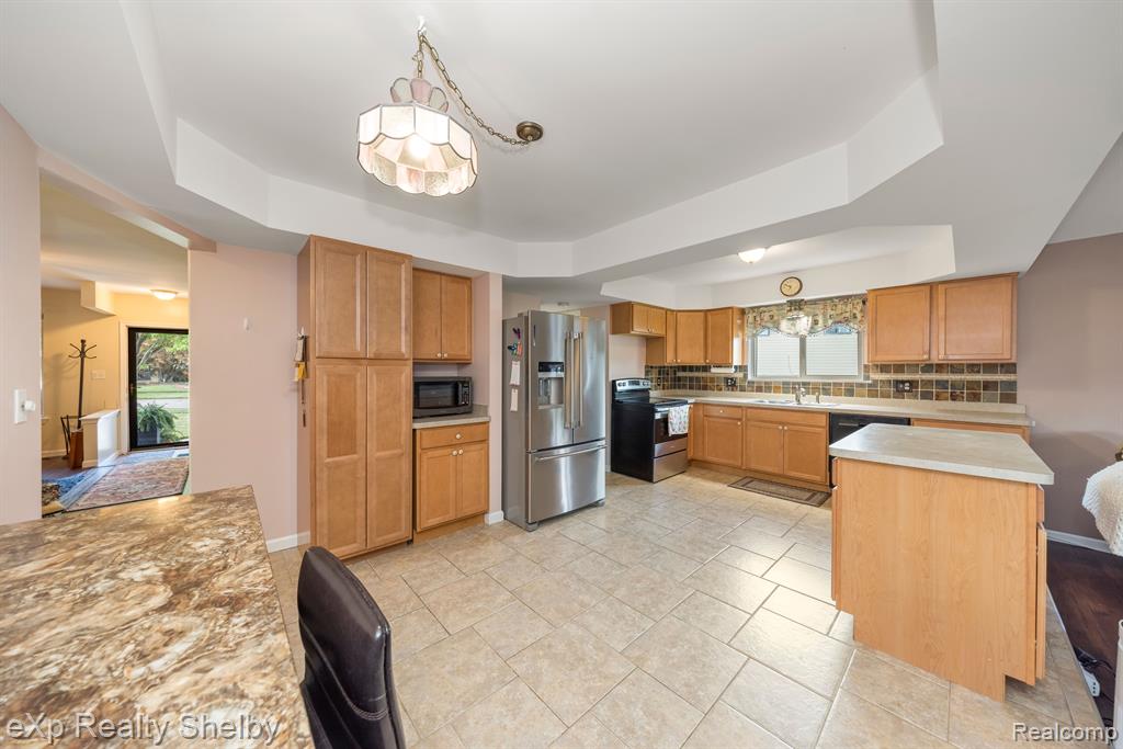 39611 HOLIDAY Drive, Sterling Heights, MI 48313 — Photo 6