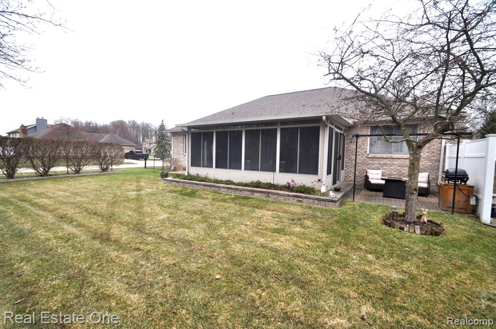 46654 SPRINGHILL Drive, Utica, MI 48317 — Photo 34
