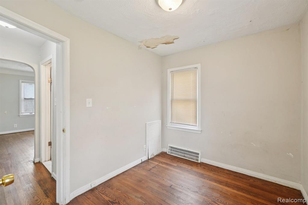 19717 Kenosha Street, Harper Woods, MI 48225 — Photo 17