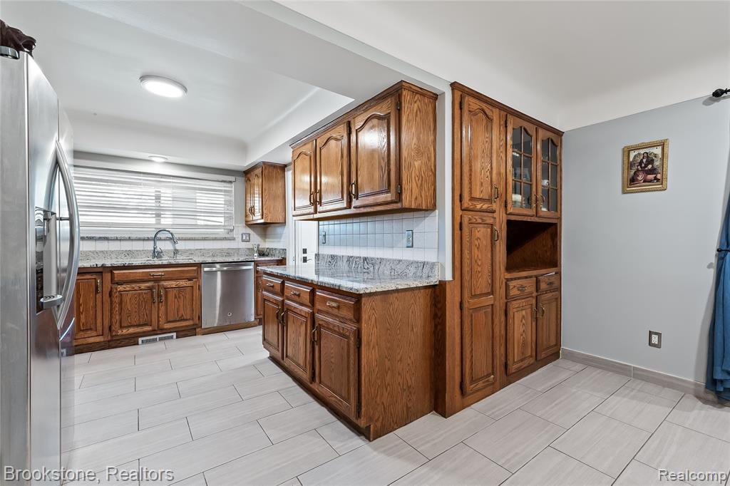 6921 Robindale Avenue, Dearborn Heights, MI 48127 — Photo 12