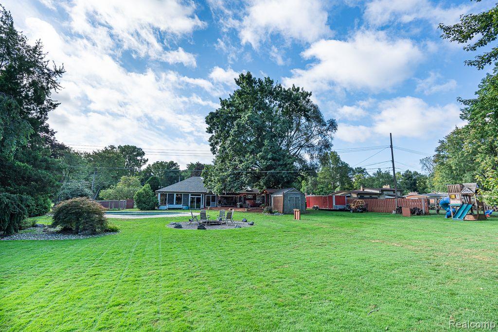 8871 SUNCREST Drive, Sterling Heights, MI 48314 — Photo 5