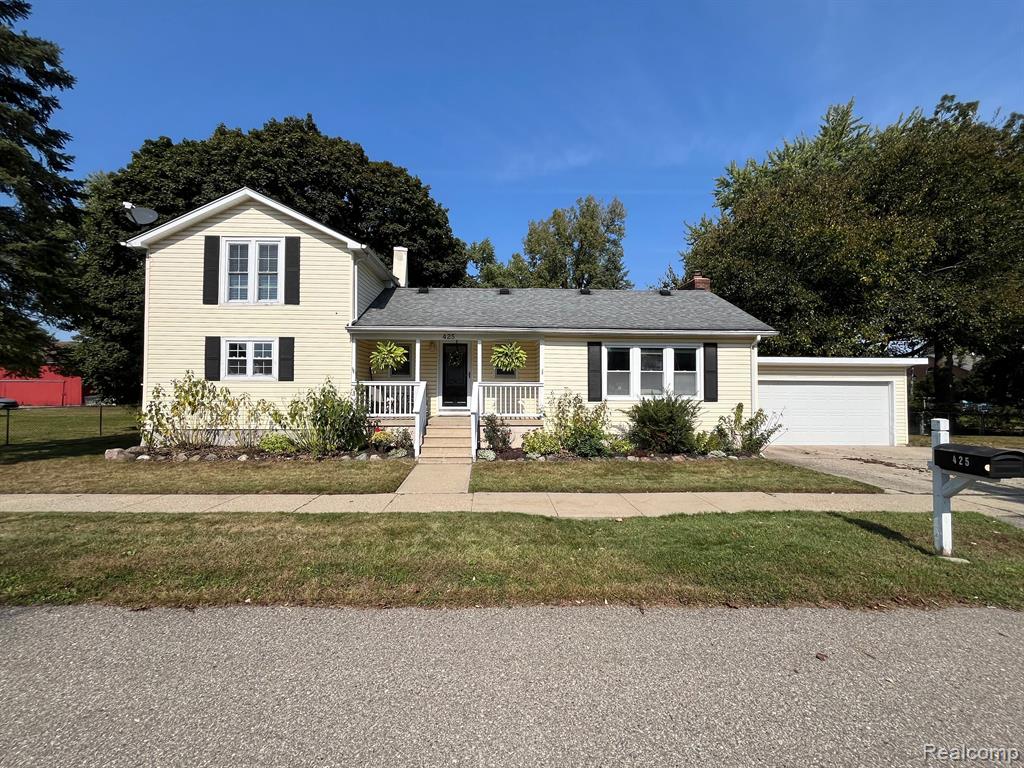 425 SCHOOLHOUSE Street, Ortonville, MI 48462 — front exterior