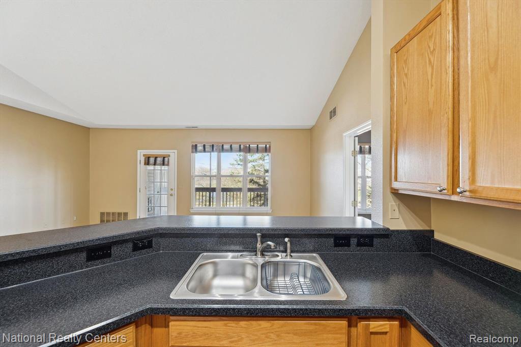 1490 FOX POINTE Circle, Ann Arbor, MI 48108 — Photo 11