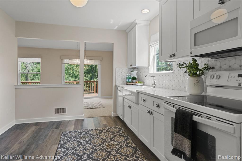 390 Mulberry Drive, Commerce Twp, MI 48390 — Photo 18