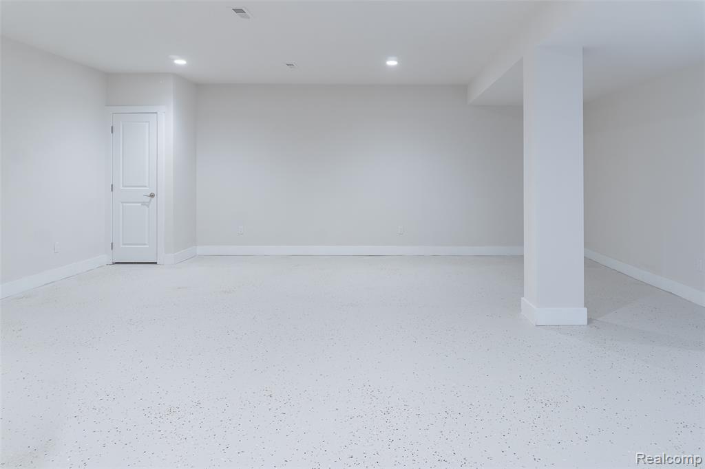 5545 Helmsdale Boulevard, West Bloomfield, MI — Photo 32