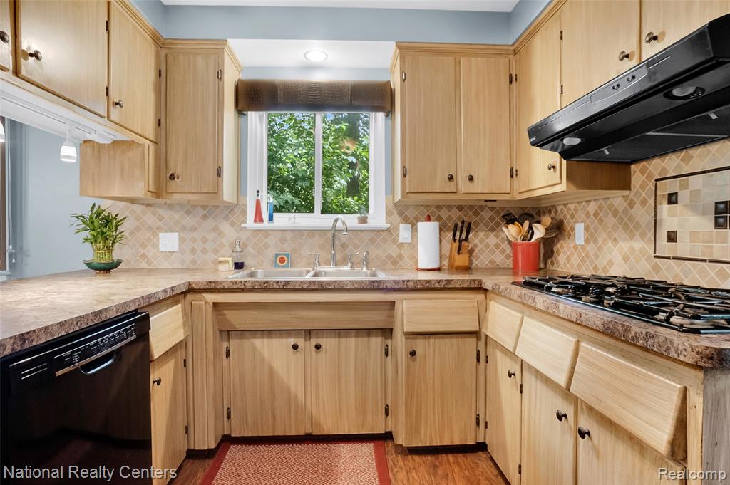 1521 Thread Valley, Holly, MI 48442 — Photo 27