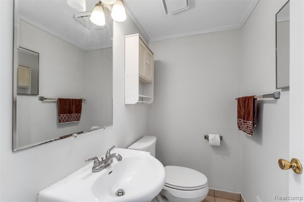 45704 Kensington St, Utica, MI 48317 — Photo 8