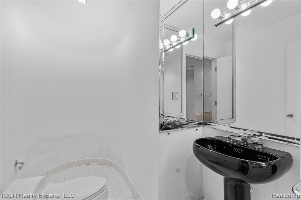 5727 Royal Wood, West Bloomfield, MI — Photo 36