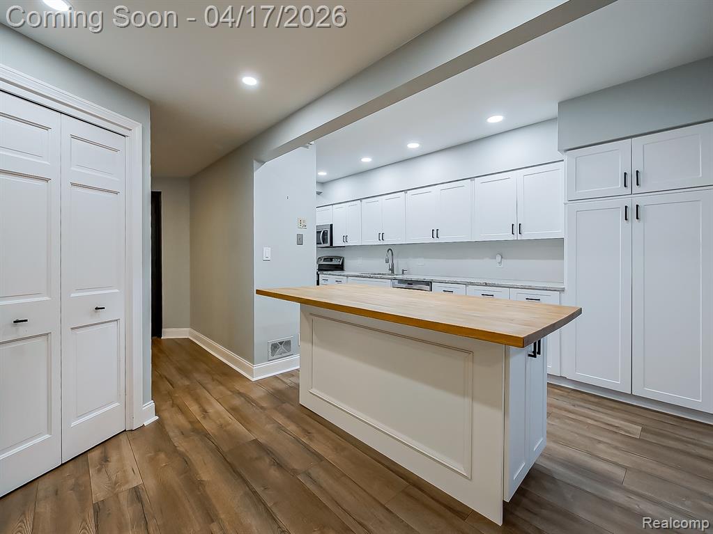 43000 12 Oaks Crescent Drive, 5022, Novi, MI 48377 — Photo 9