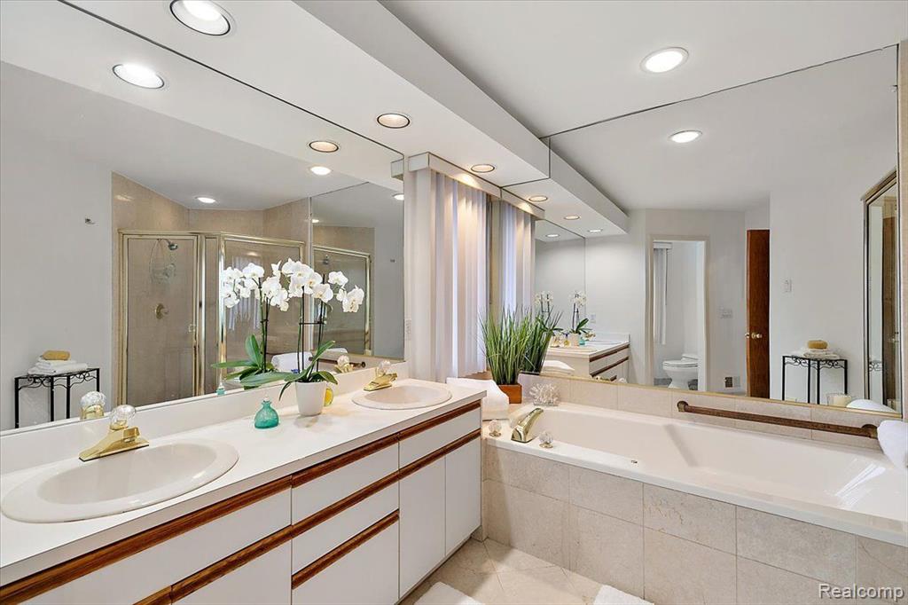 5385 POND BLUFF Drive, West Bloomfield, MI 48323 — Photo 39