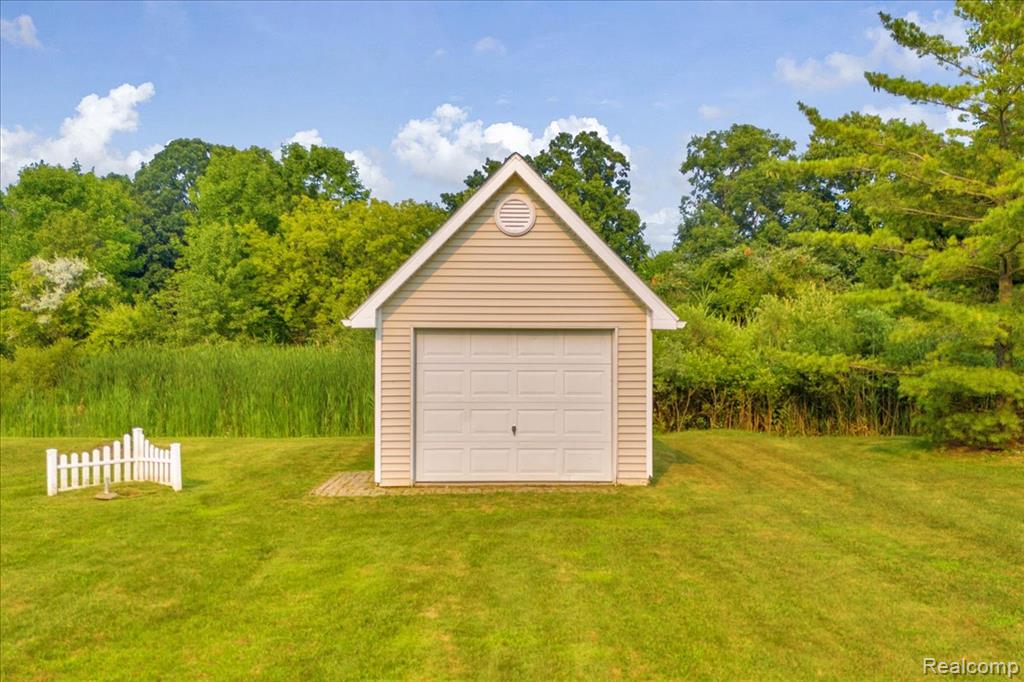 8327 Parkside Drive, Grand Blanc, MI 48439 — Photo 47
