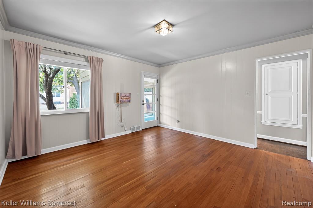 1681 Oxford Road, Grosse Pointe Woods, MI 48236 — Photo 14