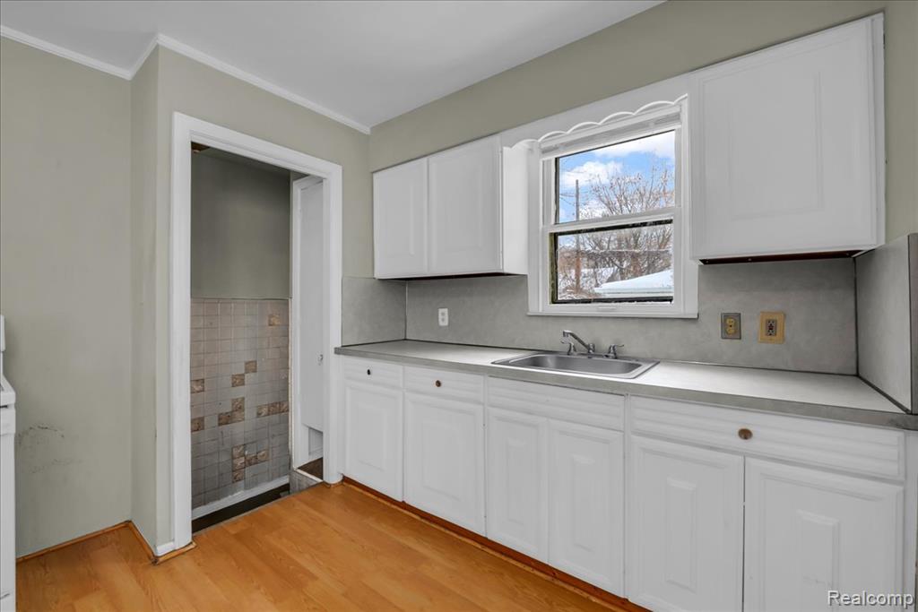 18981 Kenosha Street, Harper Woods, MI 48225 — Photo 7