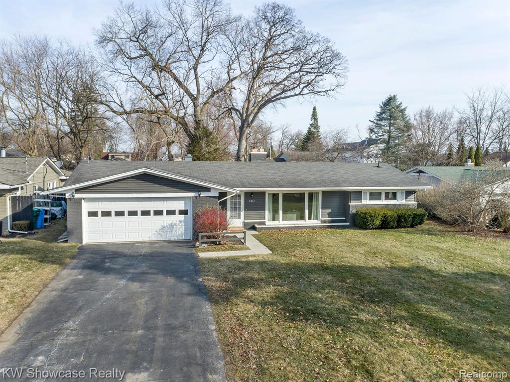 8634 GOLFSIDE Drive, Commerce Twp, MI 48382 — front exterior